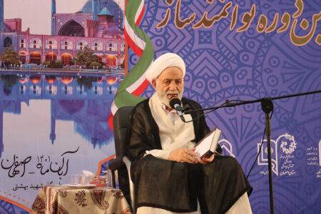 معلمان سرمایه دار هستند چون عقل و فرهنگ دانش آموزان در اختیار آنهاست